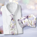 Corbata Lavanda romántica Boda floral de iris morado<br><div class="desc">Iris Dreams: Un Boda romántico para el Groom ¡Que florezca tu historia de amor con esta encantadora corbata boda! Esta corbata tiene una cascada de suaves iris morados de lavanda, junto con una delicada y salpicada de flores silvestres blancas, todo envuelto en un minimalista fondo blanco. Es la manera perfecta...</div>