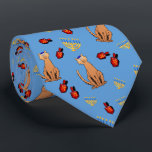 Corbata Lazo azul de Dreidel del gato de Jánuca<br><div class="desc">Encantarán a los amantes del gato con este lazo caprichoso del modelo de "Hanukkat" de la diversión, ofreciendo un gato de tabby curioso marrón anaranjado que lleva un kippah, dreidels rojos y menorahs/channukiahs amarillo en un fondo azul brillante. ¡Perfeccione como un Hannukah/Chanukah presentes para la familia, el rabino o el...</div>