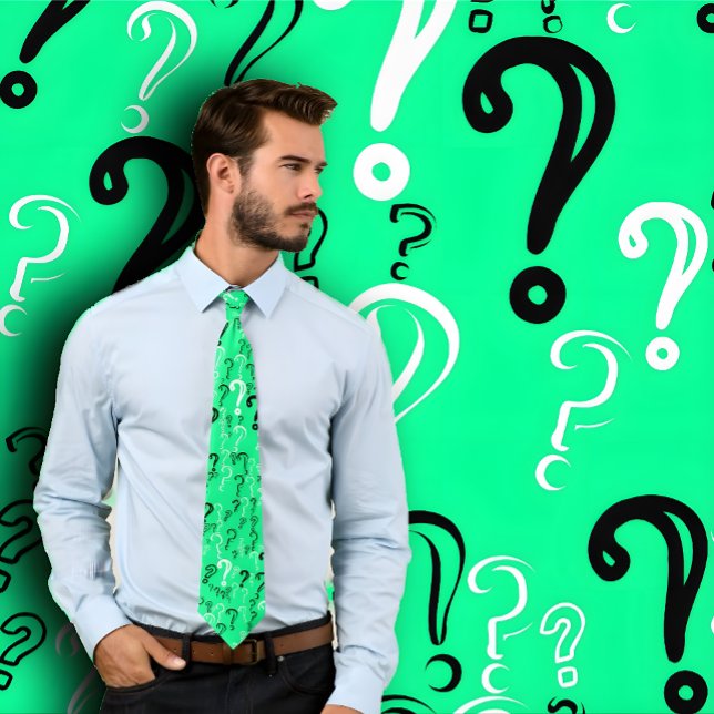 Corbata Lazo de los signos de interrogación blanco, negro, (Man wears a spring green necktie w/ question marks pattern. Tie pattern is also the background.)