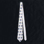 Corbata Lazo de taza judío del vino del día de fiesta<br><div class="desc">¡El cubilete judío del vino del día de fiesta y los diseños hebreos en una corbata es perfectos llevar a su seder, trabajo o al templo para los servicios! ¿Por qué es este lazo diferente que el resto de los lazos? Porque es regalos de vacaciones judíos exclusivos personalizados por la...</div>