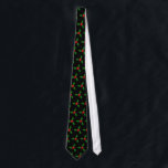 Corbata Lazo del acebo<br><div class="desc">Este lazo agudo,  ofreciendo imágenes pintadas a mano coloridas del acebo contra un fondo negro,  es festivo y elegante. Un qué gran regalo para su papá,  el novio,  o cualquier otro portador fresco del lazo en su vida.</div>