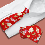 Corbata Lazo del patrón del tema del chef rojo<br><div class="desc">La corbata de los hombres tiene un patrón delicioso inspirado en el equipo del chef, lo que hace un regalo para el padre o abuelo que tiene pasión por la cocina o es un chef profesional. El diseño muestra una gran variedad de símbolos y herramientas relacionadas con el chef, como...</div>
