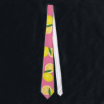 Corbata Lemones amarillos de la fruta del verano en rosa<br><div class="desc">Este patrón de limones amarillos en tonos rosas es perfecto para los amantes de la moda y del diseño. Es un patrón divertido y caprichoso que es grandioso para muchos regalos y ocasiones. ¡Disfruta de esta hermosa huella dulce para esta temporada!</div>