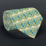 Corbata León del hebreo de Jerusalén del emblema de Judah<br><div class="desc">Lazo del oro de los hombres con una imagen del león azul y amarillo de los emblemas de Judah con "Jerusalén" en hebreo sobre ellos en letras azules. Vea la colección entera del lazo de Jánuca en la sección de los DÍAS DE FIESTA.</div>