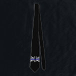 Corbata Línea Azul delgada - Reino Unido<br><div class="desc">"Línea azul delgada" es un término que típicamente se refiere al concepto de policía como la línea que impide que la sociedad descienda en un caos violento[1]. El "azul" en la "delgada línea azul" se refiere al color azul de los uniformes de muchos departamentos de policía. Esta es la versión...</div>