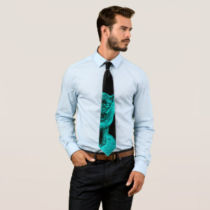 Corbata Lobo negro enojado en la noche