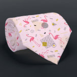 Corbata Los puntos y diamantes retro flamencos en rosa<br><div class="desc">Una moderna huella abstracta de flamencos tropicales rosados, puntos negros y dorados, calamares, triángulos, círculos, rayas y coronas sobre un fondo rosado de bebé, esta corbata de cuello de los hombres es fresca para la oficina, una noche en la ciudad, un boda, su propia ceremonia de bodas, para el novio...</div>