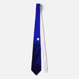 Corbata Luna en árboles contra el cielo azul profundo