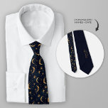 Corbata Luna y estrellas celestes azules de medianoche<br><div class="desc">Para un novio que busca sofisticación refinada, nuestra corbata celestial medianoche azul ofrece un exquisito toque de elegancia personalizada. Elevar su conjunto de bodas con la oportunidad de personalizar de este impresionante diseño con sus nombres y fecha de boda. El tema celestial boda simboliza la unidad y la armonía universales,...</div>