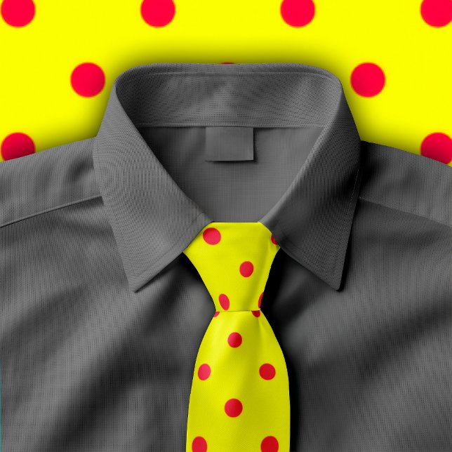 Corbata Lunares carmesís clásicos en lazo amarillo (Yellow tie with crimson polka dots on gray button down shirt.
)
