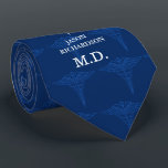 Corbata Marina de guerra de encargo del título del nombre<br><div class="desc">Lazo médico del caduceo en los azules marinos que ofrecen un punto para su nombre de los beneficiarios del regalo en título médico.</div>