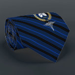 Corbata Marina de guerra del personalizado del terapeuta<br><div class="desc">Una marina de guerra rayó el lazo personalizado adaptado al pulmonologist o al terapeuta respiratorio y con el suyo o el monograma de su beneficiario del regalo dentro de una falsa guirnalda del efecto metalizado de oro.</div>