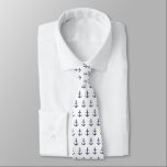 Corbata Marina de guerra náutica del modelo del ancla en<br><div class="desc">Una corbata única que ofrece a una marina de guerra elegante en el modelo blanco del ancla.</div>