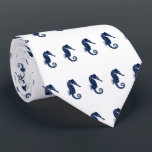 Corbata Marina de guerra temática del Seahorse náutico en<br><div class="desc">Un lazo único que ofrece a una marina de guerra en el modelo blanco del ilustracion del seahorse del vintage.</div>