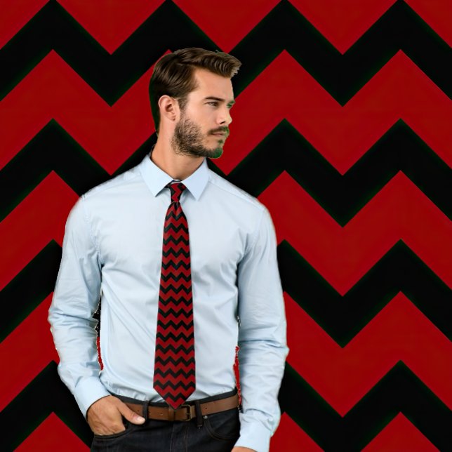 Corbata Maroon y Zig Zag Zag Tira a rayas (Man models a maroon and black chevron pattern tie. Background matches tie.)