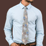 Corbata Médica/Enfermera de profesión de papá<br><div class="desc">La corbata masculina presenta un patrón distinguido inspirado en el equipo de los médicas, lo que hace un regalo reflexivo para presentarle a un padre, abuelo o tío que trabaja o ha trabajado como médica. El diseño muestra una variedad de símbolos y herramientas relacionadas con el médica, como estetoscopios, jeringas,...</div>