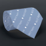 Corbata Mejor hombre repitiendo texto blanco sobre azul cl<br><div class="desc">Esta lentitud de cuello es el accesorio perfecto para el mejor hombre de su boda. Presenta un diseño simple y elegante con las palabras "Mejor Hombre" escrito con fantasía todo el texto blanco mayúscula repitiendo en un patrón diagonal sobre un fondo gris claro y azul. Hay diamantes que separan el...</div>