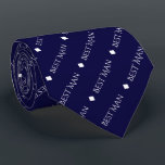 Corbata Mejor hombre repitiendo texto blanco sobre azul ma<br><div class="desc">Esta lentitud de cuello es el accesorio perfecto para el mejor hombre de su boda. Presenta un diseño simple y elegante con las palabras "Mejor Hombre" escrito con fantasía en todo el texto blanco mayúscula repitiendo en un patrón diagonal sobre un fondo color azul marino. Hay diamantes que separan el...</div>