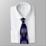 Corbata menorah azul hanukkah jewish print<br><div class="desc">"menorah azul hanukkah jewish print",  "hanukkah azul",  "menorah amarillo",  "hanukkah menorah",  menorah,  "happy hanukkah",  channukah,  hannukah,  Hanukkah,  "vacaciones judías"</div>