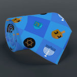 Corbata Menorah dreidels star<br><div class="desc">Celebrar ocho días y ocho noches del Festival de las Luces con tarjetas y regalos de Hanukkah. El festival de las luces está aquí. Encienda la menorah, juegue con el dreidel y festín sobre los lagos y los suganiots. Celebra el espíritu de Hanukkah con amigos, familia y seres queridos deseándoles...</div>