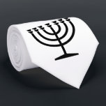 Corbata Menorah judía (símbolo del judaísmo)<br><div class="desc">Este diseño presenta un ilustracion de una menorah, utilizada por los judíos para celebrar la festividad de ocho días de Hanukkah. La menorah es un candelabro de nueve ramas que se ilumina durante Hanukkah. Ocho de las nueve ramas tienen luces (velas o lámparas de aceite) que simbolizan las ocho noches...</div>