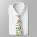 Corbata Modelo de Ilustraciones de alimentos para desayuno<br><div class="desc">Este delicioso patrón ilustrado se compone de productos de primera necesidad como jamón,  zumo de naranja,  huevo al sol,  tostadas,  café y tocino. Ver mi proceso de diseño en www.instagram.com/arncyn</div>
