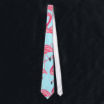 Corbata Modelo pintado verano rosado lindo del flamenco<br><div class="desc">Transforme su estilo con este diseño de moda. Ofrece un modelo pintado a mano del flamenco del rosa tropical del verano en el azul, la impresión que añadirá algún penacho y instinto de moda a su inventario personal de accesorios y formará productos, o si este diseño ejemplifica un amigo o...</div>