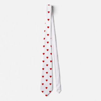 Corbata Modelo rojo de los corazones en un fondo blanco