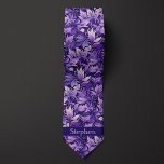 Corbata Monograma Botánico Púrpura<br><div class="desc">Consiga un aspecto refinado con nuestro paño botánico morado de cuello de monograma. El diseño del monograma botánico en morado le da un toque de elegancia y estilo a su vestimenta boda. Póngalo con nuestros calcetines a juego para un aspecto coordinado y sofisticado.</div>