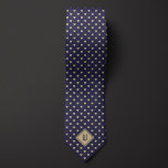 Corbata Monograma de gato con clase dorada y azul<br><div class="desc">Esta elegante corbata de cuello con pequeños íconos de gatos dorados en un fondo azul inky exuda estilo con un toque de sutil fanatismo felino. El monograma dorado añade personalización y sofisticación a este diseño único y de buen gusto. No olvide comprobar nuestros calcetines coincidentes que presentan el mismo patrón...</div>