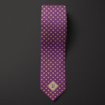 Corbata Monograma de gato con clase dorada y morada<br><div class="desc">Esta elegante corbata de cuello con pequeños íconos de gatos dorados en un fondo morado exuda estilo con un toque de sutil fanatismo felino. El monograma dorado añade personalización y sofisticación a este diseño único y de buen gusto. No olvide comprobar nuestros calcetines coincidentes que presentan el mismo patrón de...</div>