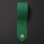 Corbata Monograma de gato con clase dorada y verde<br><div class="desc">Esta elegante corbata de cuello con pequeños íconos de gatos dorados en un fondo verde exuda estilo con un toque de sutil fanatismo felino. El monograma dorado añade personalización y sofisticación a este diseño único y de buen gusto. No olvide comprobar nuestros calcetines coincidentes que presentan el mismo patrón de...</div>