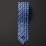 Corbata Monograma de manala azul cobalto<br><div class="desc">Consiga una mirada atemporal con nuestro cobalto azul Mandala Monograma de Cuello. La combinación de negro y oro crea un aspecto elegante y lujoso. No pierda la oportunidad de emparejarlo con nuestros calcetines a juego para un conjunto completo.</div>