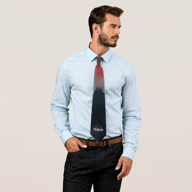 Corbata Monograma de nubes, niebla y montañas quemadas (In situ)