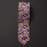 Corbata Monograma de triángulos morados y dorados<br><div class="desc">Los triángulos morados y dorados Monograma Necktie presenta una sorprendente combinación de tonos morados realzados por toques dorados que crean un patrón único ideal para el desgaste casual. No olvide comprobar los calcetines a juego que presentan el mismo diseño.</div>
