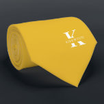 Corbata Monograma elegante amarillo mostaza   nombre | Dob<br><div class="desc">Un elegante corbata con un audaz monograma blanco a través de un fondo profundo de color amarillo mostaza. Encima de este monograma se encuentra su nombre o apellido en todas las mayúsculas. Más de 40 colores únicos están disponibles en versiones de un solo lado y de dos lados. Puede examinarlas...</div>
