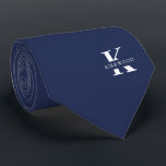 Corbata Monograma Elegante Azul Cadete Espacial   Nombre D<br><div class="desc">Una corbata elegante de un solo lado con un audaz monograma blanco a través de un fondo profundo Space Cadet Blue. Encima de este monograma se encuentra su nombre o apellido en todas las mayúsculas. Más de 40 colores únicos están disponibles en versiones de un solo lado y de dos...</div>