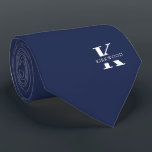 Corbata Monograma Elegante Azul Cadete Espacial   Nombre D<br><div class="desc">Una corbata elegante de un solo lado con un audaz monograma blanco a través de un fondo profundo Space Cadet Blue. Encima de este monograma se encuentra su nombre o apellido en todas las mayúsculas. Más de 40 colores únicos están disponibles en versiones de un solo lado y de dos...</div>