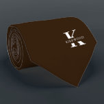 Corbata Monograma elegante de chocolate marrón   nombre<br><div class="desc">Un elegante corbata con un atrevido monograma blanco sobre un rico fondo de chocolate marrón. Encima de este monograma se encuentra su nombre o apellido en todas las mayúsculas. Si prefiere una apariencia más audaz para el nombre personal dentro de la letra grande, puede hacer lo siguiente: Utilice la función...</div>