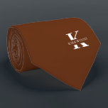 Corbata Monograma elegante de Cinnamon Brown   Nombre<br><div class="desc">Un elegante corbata con un audaz monograma blanco sobre un rico fondo de Cinnamon Brown. Encima de este monograma se encuentra su nombre o apellido en todas las mayúsculas. Si prefiere una apariencia más audaz para el nombre personal dentro de la letra grande, puede hacer lo siguiente: Utilice la función...</div>