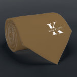 Corbata Monograma elegante de maní marrón   nombre de un l<br><div class="desc">Elegante corbata de un solo lado con un audaz monograma blanco sobre un fondo de color maní marrón. Encima de este monograma se encuentra su nombre o apellido en todas las mayúsculas. Si prefiere una apariencia más audaz para el nombre personal dentro de la letra grande, puede hacer lo siguiente:...</div>