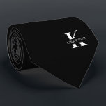 Corbata Monograma elegante | Negro | De un solo lado<br><div class="desc">Una corbata elegante con un audaz monograma blanco sobre un fondo negro. Encima de este monograma se encuentra su nombre o apellido en todas las mayúsculas. Si prefiere una apariencia más audaz para el nombre personal dentro de la letra grande, puede hacer lo siguiente: Utilice la función personalizar/ edición y...</div>
