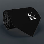 Corbata Monograma elegante | Negro | De un solo lado<br><div class="desc">Una corbata elegante con un audaz monograma blanco sobre un fondo negro. Encima de este monograma se encuentra su nombre o apellido en todas las mayúsculas. Si prefiere una apariencia más audaz para el nombre personal dentro de la letra grande, puede hacer lo siguiente: Utilice la función personalizar/ edición y...</div>