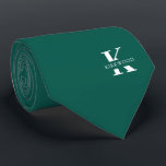 Corbata Monograma elegante   nombre | Verde Pino | De un s<br><div class="desc">Elegante corbata de un lado con un audaz monograma blanco sobre un fondo verde pino profundo. Encima de este monograma se encuentra su nombre o apellido en todas las capitales.</div>