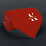 Corbata Monograma elegante rojo cereza   nombre | De Un So<br><div class="desc">Un elegante corbata de un solo lado con un audaz monograma blanco sobre un fondo de color Cherry Red. Encima de este monograma se encuentra su nombre o apellido en todas las mayúsculas. Si prefiere una apariencia más audaz para el nombre personal dentro de la letra grande, puede hacer lo...</div>