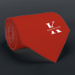 Corbata Monograma elegante rojo de Apple   nombre | De un<br><div class="desc">Un elegante corbata de un solo lado con un audaz monograma blanco sobre un fondo rojo de Apple. Encima de este monograma se encuentra su nombre o apellido en todas las mayúsculas. Si prefiere una apariencia más audaz para el nombre personal dentro de la letra grande, puede hacer lo siguiente:...</div>