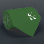 Corbata Monograma Elegante Verde Basal   Nombre De Un Lado<br><div class="desc">Elegante corbata de un lado con un audaz monograma blanco sobre un sólido fondo verde basílico. Encima de este monograma se encuentra su nombre o apellido en todas las mayúsculas. Si prefiere una apariencia más audaz para el nombre personal dentro de la letra grande, puede hacer lo siguiente: Utilice la...</div>