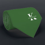 Corbata Monograma elegante verde basil   nombre<br><div class="desc">Elegante corbata de dos caras con un audaz monograma blanco sobre un sólido fondo verde basílico. Encima de este monograma se encuentra su nombre o apellido en todas las mayúsculas. Si prefiere una apariencia más audaz para el nombre personal dentro de la letra grande, puede hacer lo siguiente: Utilice la...</div>