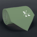 Corbata Monograma elegante verde sabio   nombre de una car<br><div class="desc">Elegante corbata de un solo lado con un audaz monograma blanco sobre un fondo verde sabio. Encima de este monograma se encuentra su nombre o apellido en todas las mayúsculas. Más de 40 colores únicos están disponibles en versiones de un solo lado y de dos lados. Puede examinarlas haciendo clic...</div>