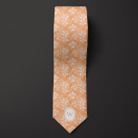 Corbata Monograma Floral Peach<br><div class="desc">Añada un toque refinado al atuendo de sus padrinos con nuestro empate de cuello de monograma floral de cada grano. Con una elegancia inquebrantable, este empalme luce un vibrante color melocotón adornado con intrincados motivos florales y botánicos, inspirados en los tradicionales diseños de batik. La singularidad de la corbata reside...</div>